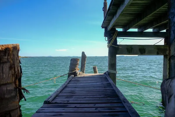 Muelle que sobresalía al mar Utilizado para atracar . — Foto de Stock