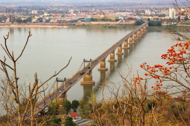 Pakse 'ye giden mekong nehri üzerindeki köprü..