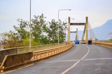 Pakse 'ye giden mekong nehri üzerindeki köprü..
