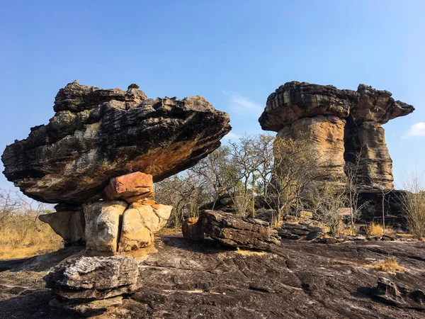 地球柱はキノコのような形をした砂岩の柱です。. — ストック写真