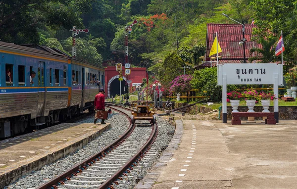 Khun Tan Tunnel également connu sous le nom de cet endroit est Khun Tan Railway Sta — Photo