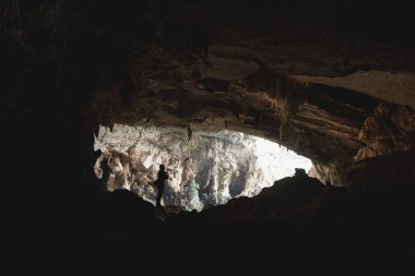 Nam Thiang Mağarası 'nın ağzında dikilen adamın gölgesi, Khammouane Bölgesi, Laos.