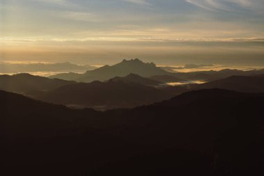 Sabah manzarası. Mor La Ah 'ın zirvesi KNU' nun Karen bölgesinde yer almaktadır..