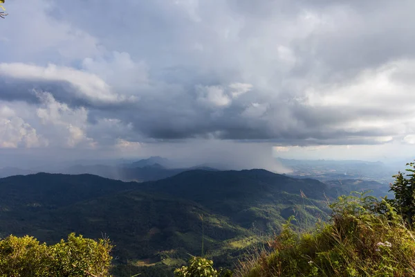 Vista Para Cume Montanha Mor Com Chuva Caindo Longe Localizado — Fotografia de Stock