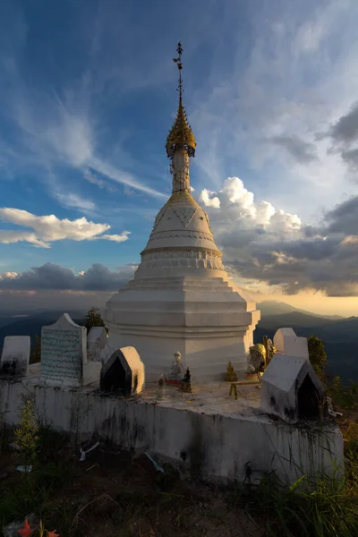 Ka Kri Yong halkının ibadeti olarak Mor La Ah Zirvesi KNU 'nun Karen bölgesinde yer almaktadır..