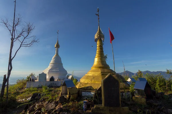 Ka Kri Yong halkının ibadeti olarak Mor La Ah Zirvesi KNU 'nun Karen bölgesinde yer almaktadır..