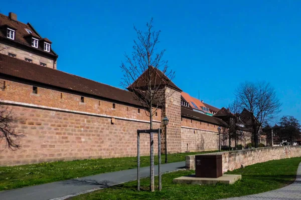 Historiska stadsmur och trädgård i Amberg, Tyskland — Stockfoto