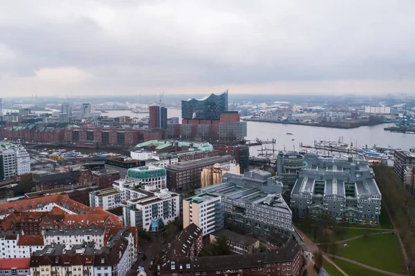 Hamburg, Deutschland Blick auf die Stadt aus der Höhe. Immobilienstadt von oben. Stadtpanorama, Blick von oben. — Stockfoto