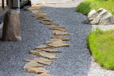 Evin önündeki bahçede bir taş yol.