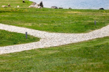 Göle giden yol taştan.