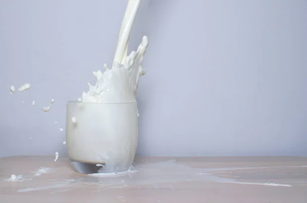 Melk Wordt Een Glas Gegoten Naar Buiten Spatten — Stockfoto