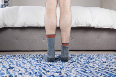 Bir adam yatağın önünde durdu.