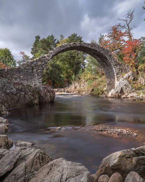 Старый Повозка Мост Камня Над Рекой Шотландии Сделанный Длительной Экспозицией Стоковое Изображение