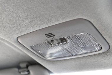 Araç iç aydınlatma ve araç kapıları tamamen kapanmaz uyarı için anahtar.