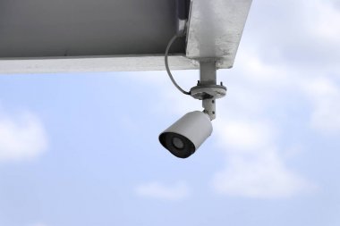 CCTV Kameralar metal çatı üst köşesinde yüklü.