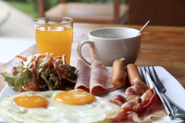 Masaya yerleştirilen kahvaltı seti, yemeğe hazır. Lezzetli kahvaltı seti.
