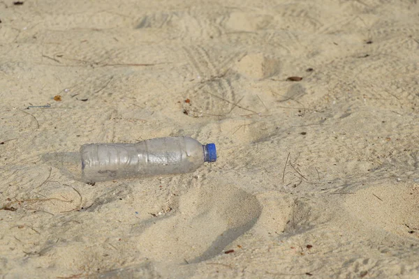 Botellas Plástico Basura Que Caen Playa —  Fotos de Stock