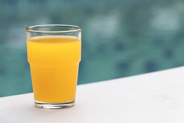 Glas Orangensaft Auf Einem Stuhl Pool — Stockfoto