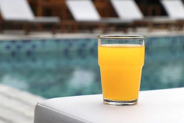 Glas Orangensaft Auf Einem Stuhl Pool — Stockfoto