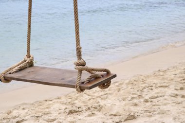 Sahilde salıncaklar. Plaj tarafında asılı salıncak.