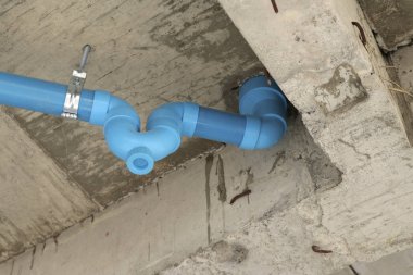 Şantiye yüklü kanalizasyon boruları. Kanalizasyon için kurulum U-Trap.