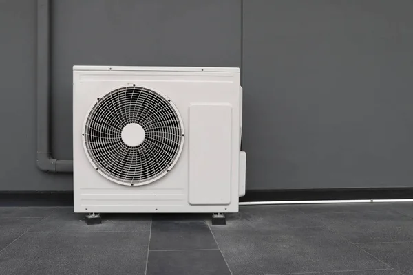 Unidade Condensadora Sistemas Condicionado Unidade Condensação Instalada Parede Cinzenta — Fotografia de Stock