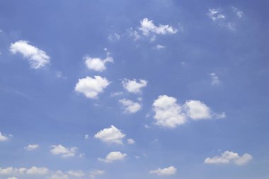 Bulutlar ve mavi gökyüzü. Bulutlar ile parlak gökyüzü.