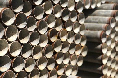 Yığılmış çelik borular birlikte yığılmış.