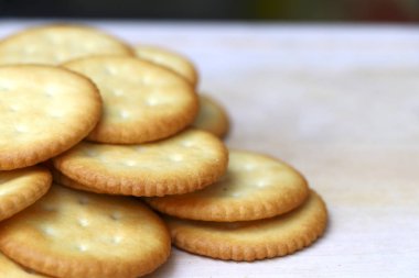 Bisküvi seçici odak ile ahşap masada yığılmış.