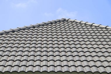 Gökyüzü arka plan ile çatı kiremit. Gri Roma çini deseni.