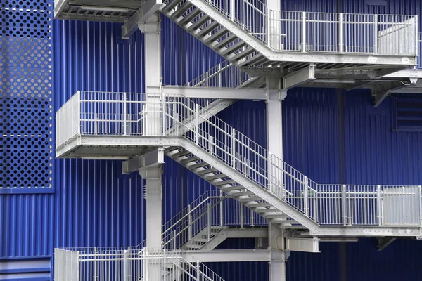 Fabrika binasının çelik merdiven yukarı ve aşağı için bir spiral merdiven.