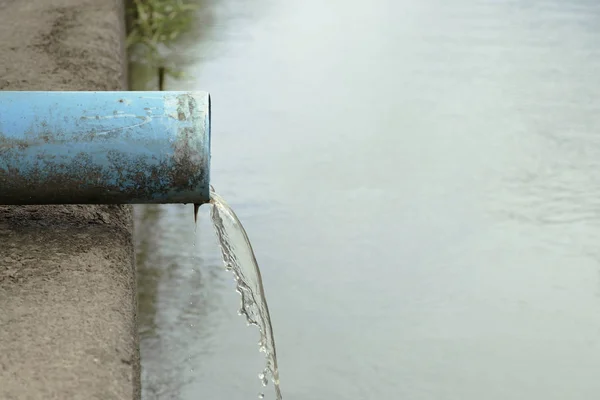 Alcantarilla Que Agua Está Fluyendo Desde Extremo Tubería Agua Fluye — Foto de Stock