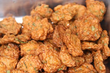 Kap üzerine balık kek yerleştirilir. Balık kek yemek için bitkisel gıda. 