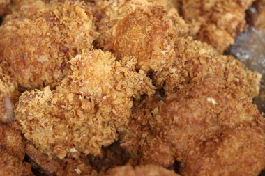 Kızarmış tavuk bir kap üzerine yerleştirilir. Altın kızarmış tavuk, iştah açıcı