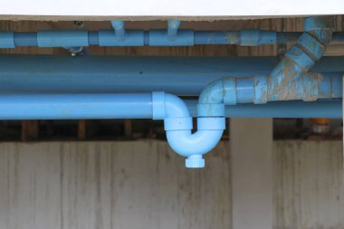 Ters koku koruması için mavi P-trap pvc. Mavi sıhhi P-trap şantiye inşaatı yüklü.