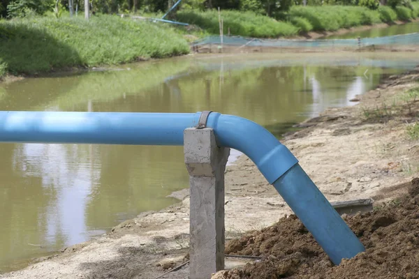 Tubo Agua Azul Con Soporte Hormigón Gasoducto Agua Para Agricultura — Foto de Stock