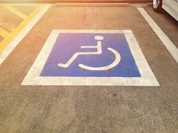 駐車場のバリアフリー対応駐車場です バリアフリー駐車場のシンボル 車椅子記号 — ストック写真
