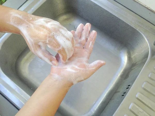 Handen Met Zeep Gootsteen Hand Wassen Voor Een Goede Hygiëne — Stockfoto