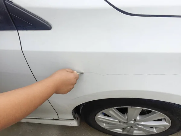 Arabayı anahtarlarla çiz. Arabayı çiz. Zorbalık öfke ile araba kazımak.