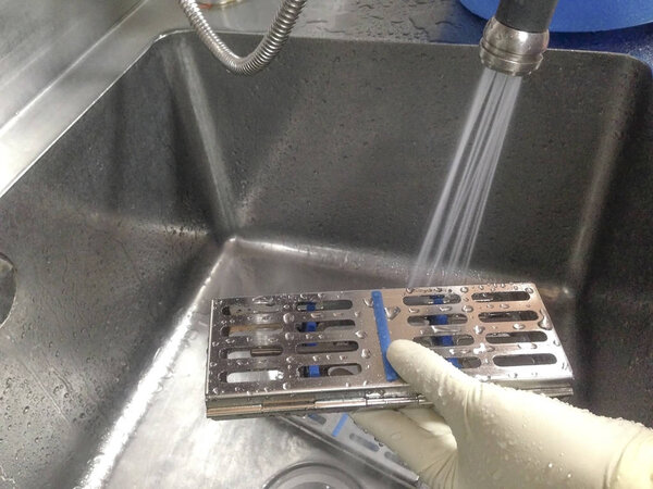 Процедура очистки медицинского оборудования. Дозатор воды для чистого медицинского оборудования на раковине. Оборудование для распыления воды
.