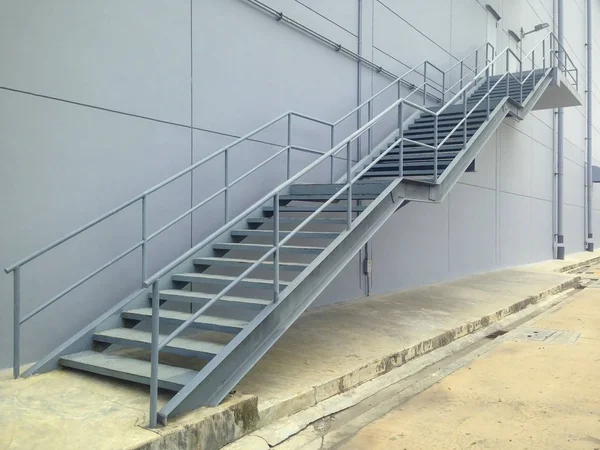 Escalera Hierro Para Trabajos Mantenimiento Escaleras Acero Están Lado Las — Foto de Stock