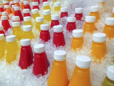 Suyu serin bir buz kovası içinde ıslatılır. Dondurulmuş meyve suyu içmeye hazır.