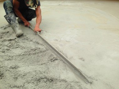 Mason zemini çimentolıyor. Zemin döşeme ve yüzey dekorasyon.