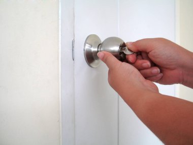 Anahtarlarla birlikte beyaz kapıyı aç. Anahtarlı kapı kolu.                               