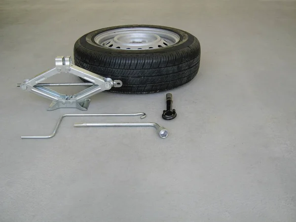  Araba lastiklerini değiştirmek için takım kiti. Jack yedek lastik değişimi için önemli asansörler.                              