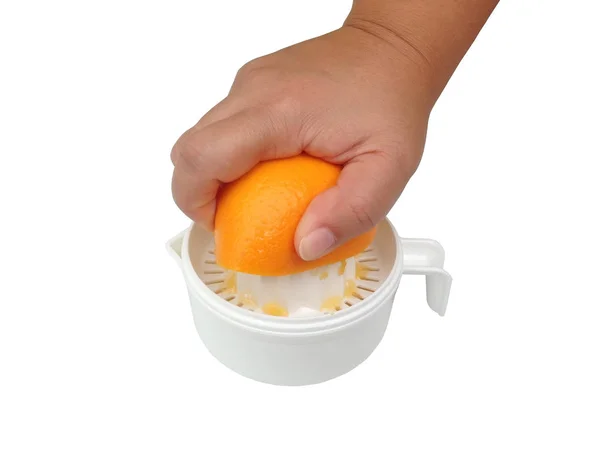 Hand Drückt Eine Orange Mit Einer Obstpresse Isoliert Auf Weißem — Stockfoto