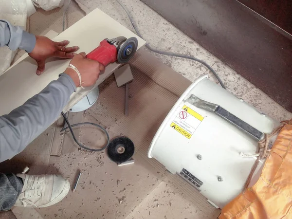 Tiler taşlama makinesi ve toz toplayıcı tarafından fayans kesti. Uzman öğütücü beceri.