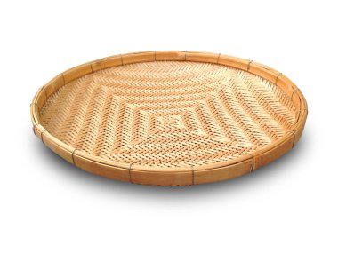 Beyaz arka planda izole edilmiş threshing sepeti. Bambu şeritten yapılmış threshing sepeti. Pirinç winnowing ve threshing için threshing sepet kullanımı.