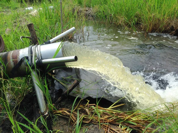 Los Agricultores Bombean Agua Zona Para Preparar Los Cultivos Agricultores — Foto de Stock
