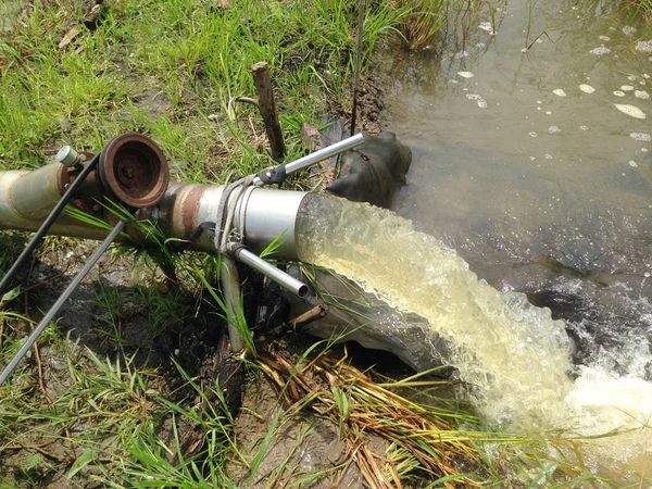 Los Agricultores Bombean Agua Zona Para Preparar Los Cultivos Agricultores — Foto de Stock